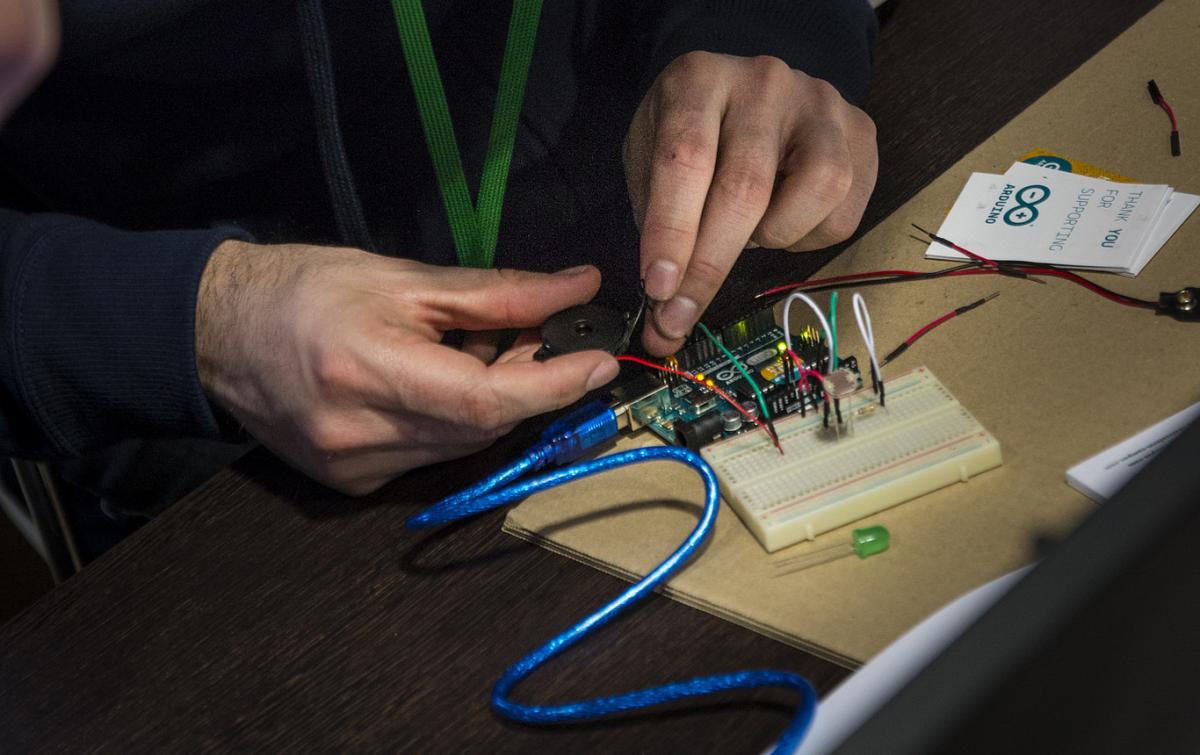 Prototyping and getting your hands dirty is the best way to start learning neurosciences. © Makery