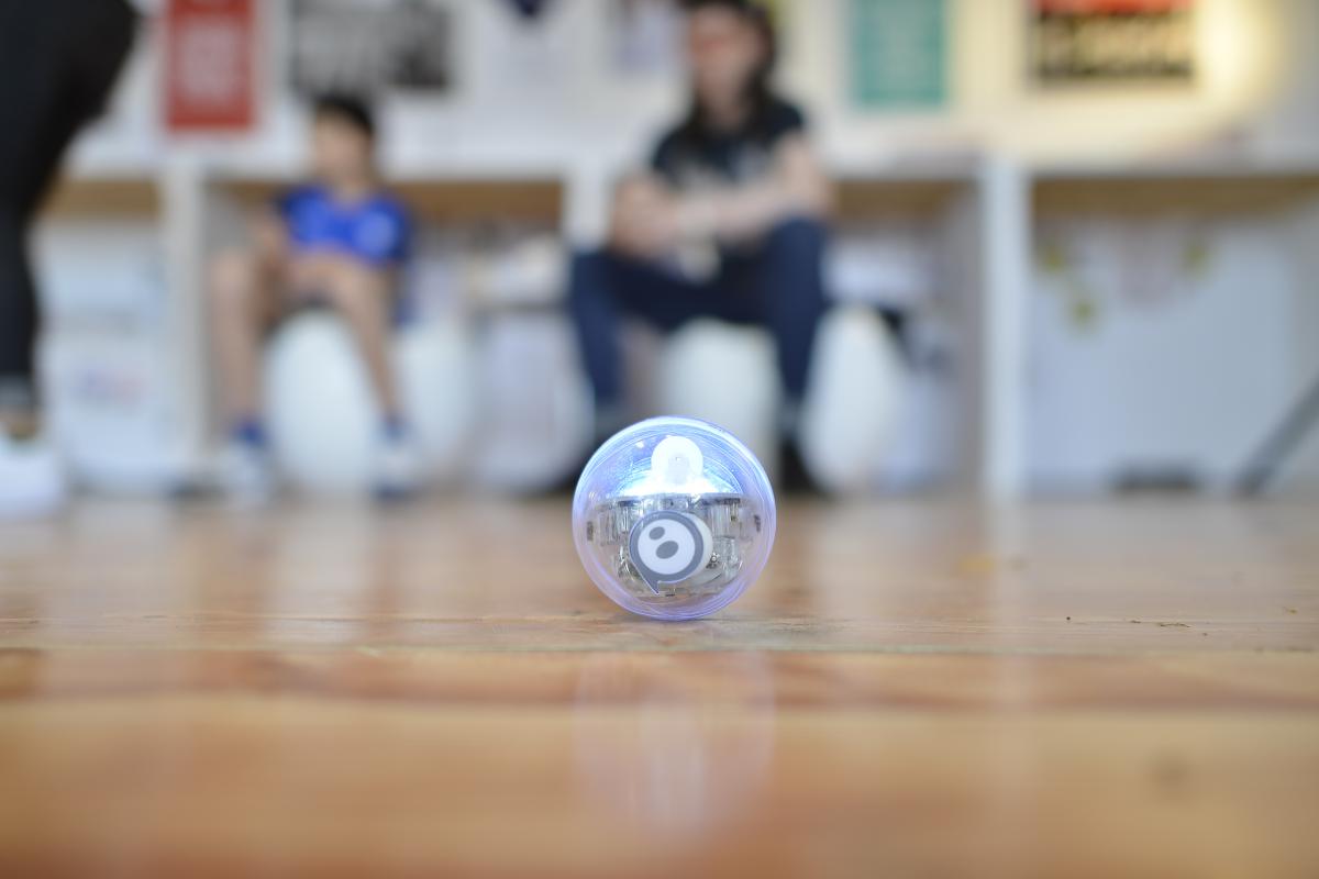 A motorized ball receives movement information via Bluetooth.
