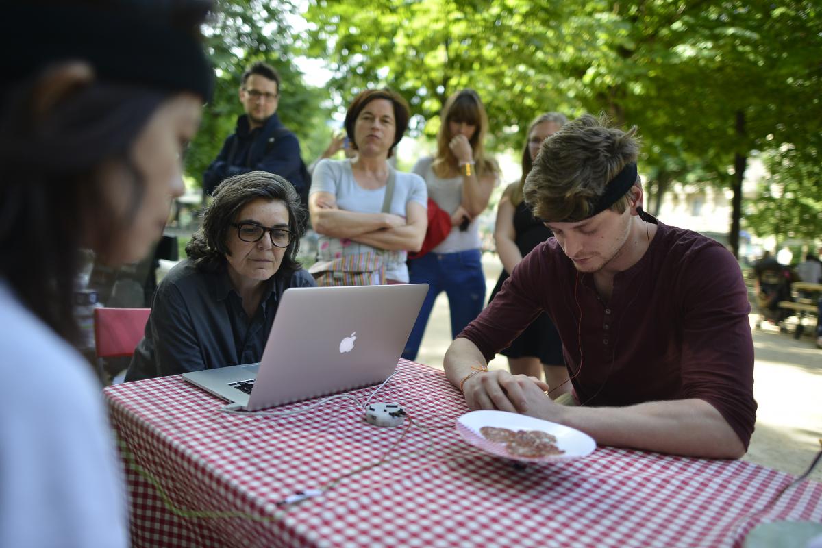 Two participants trying to visualize the plate of French sausages to make it levitate.
